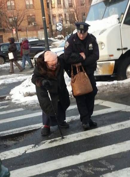 A COP STOPPED TRAFFIC FOR HER—BUT THAT’S NOT WHY I STARTED CRYING